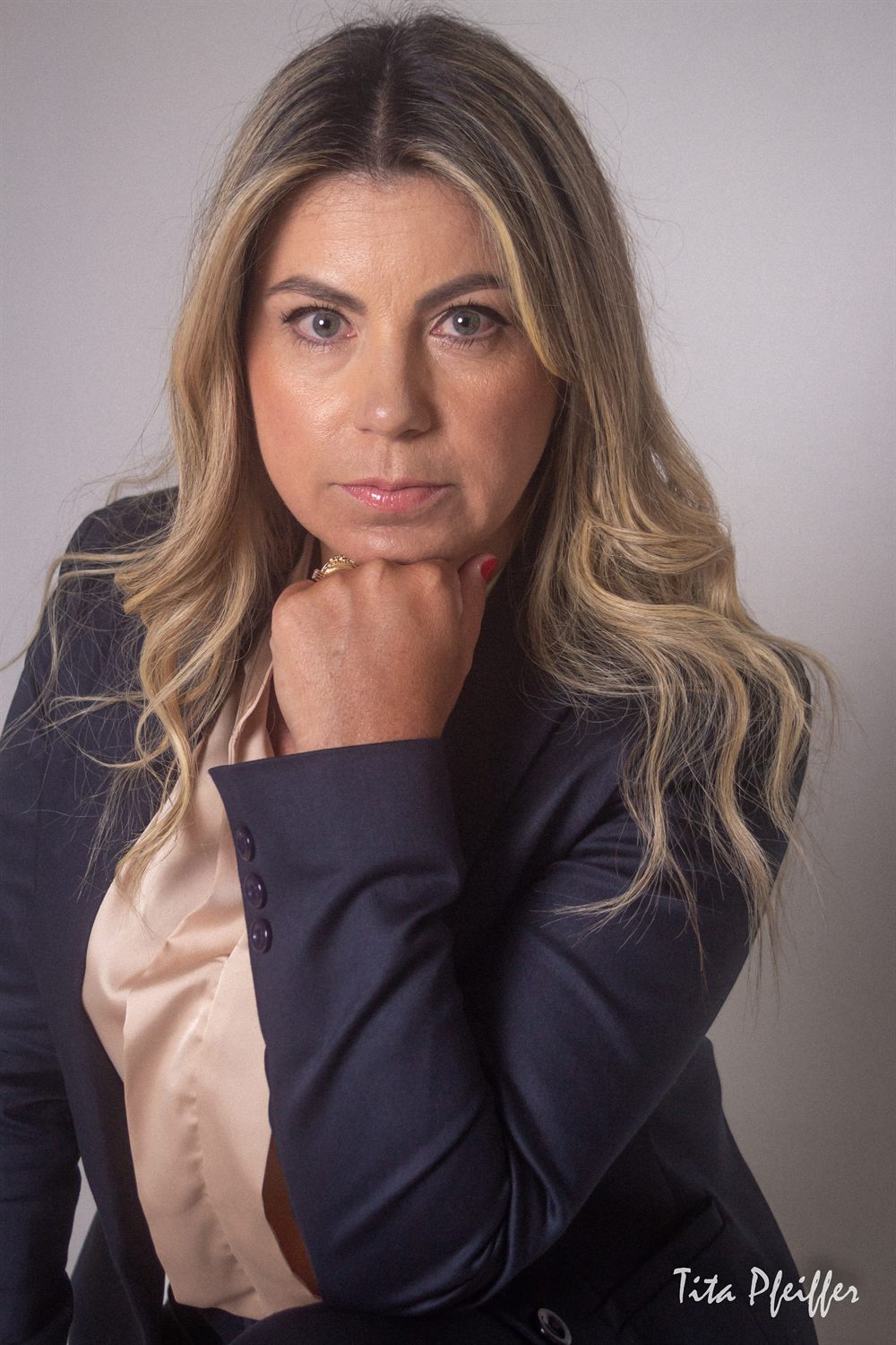 Retrato da Dra. Fernanda Leal, advogada fundadora